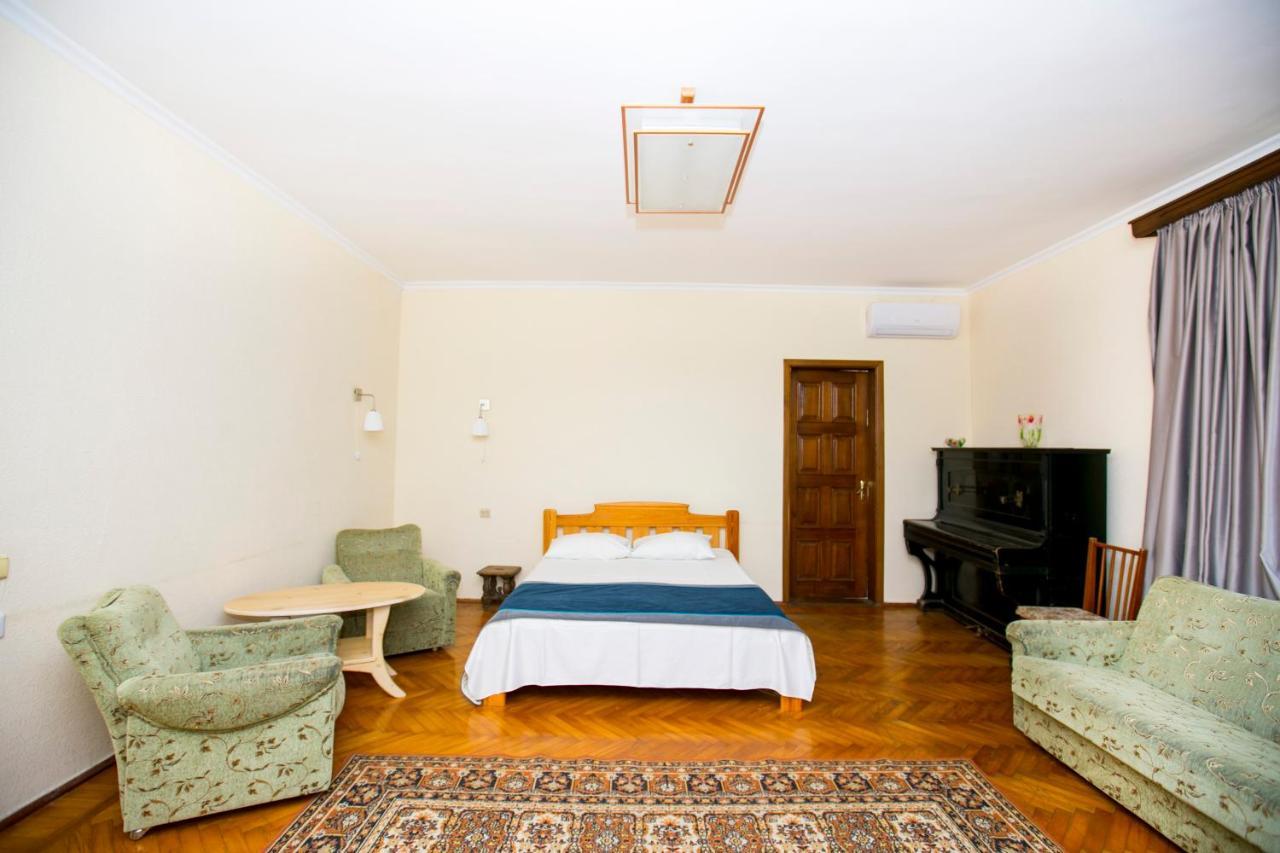 Guest House Lavr Гагра Екстер'єр фото