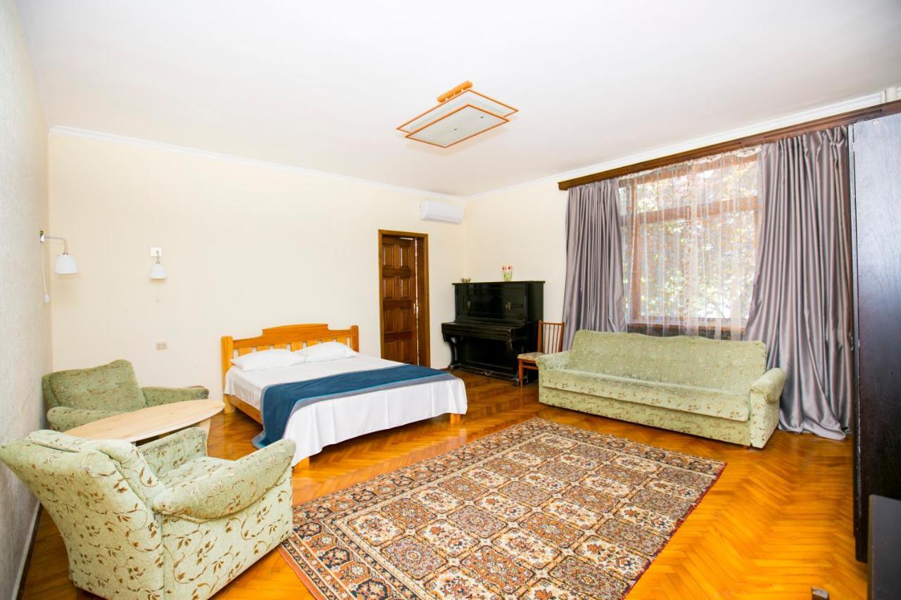 Guest House Lavr Гагра Екстер'єр фото