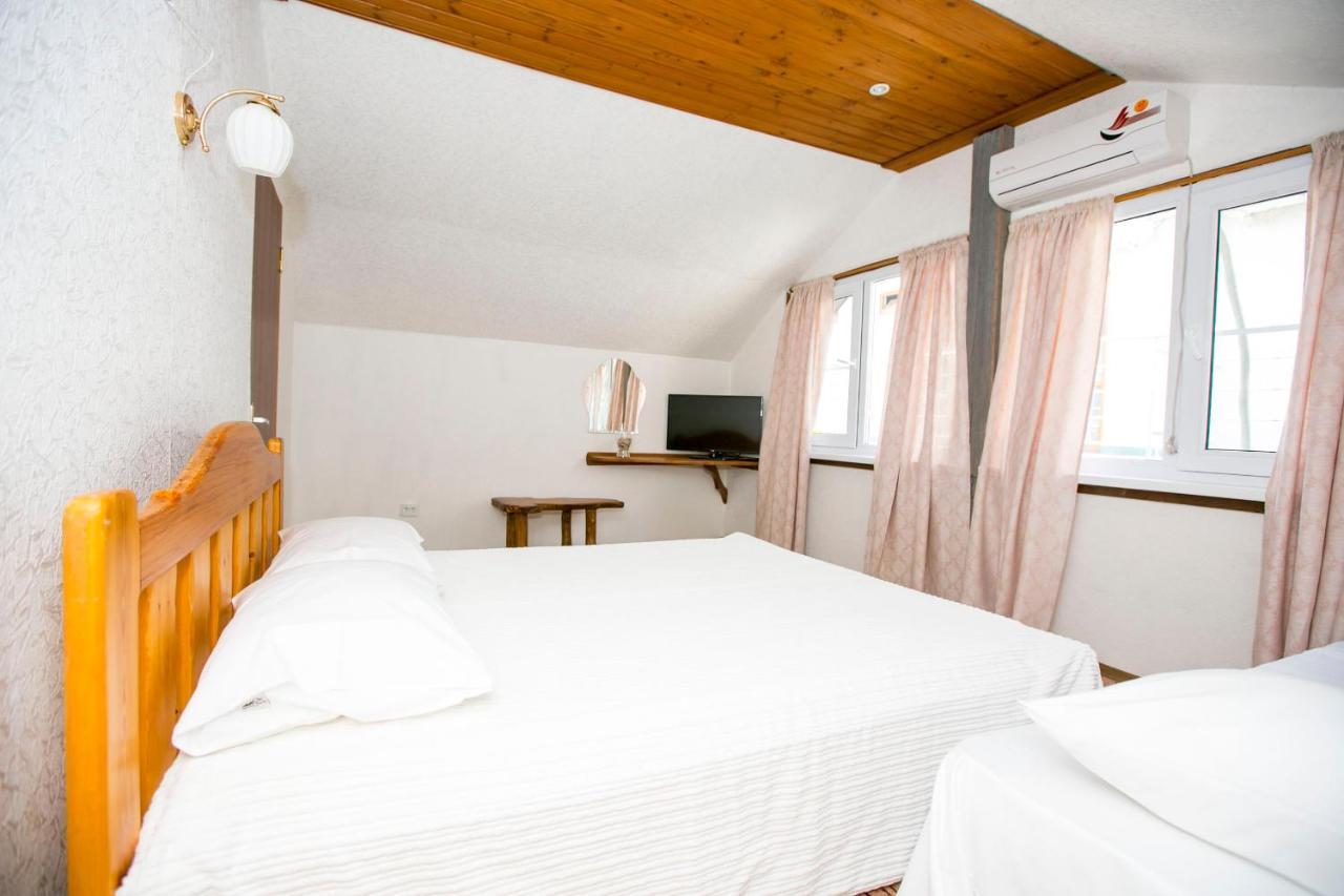 Guest House Lavr Гагра Екстер'єр фото