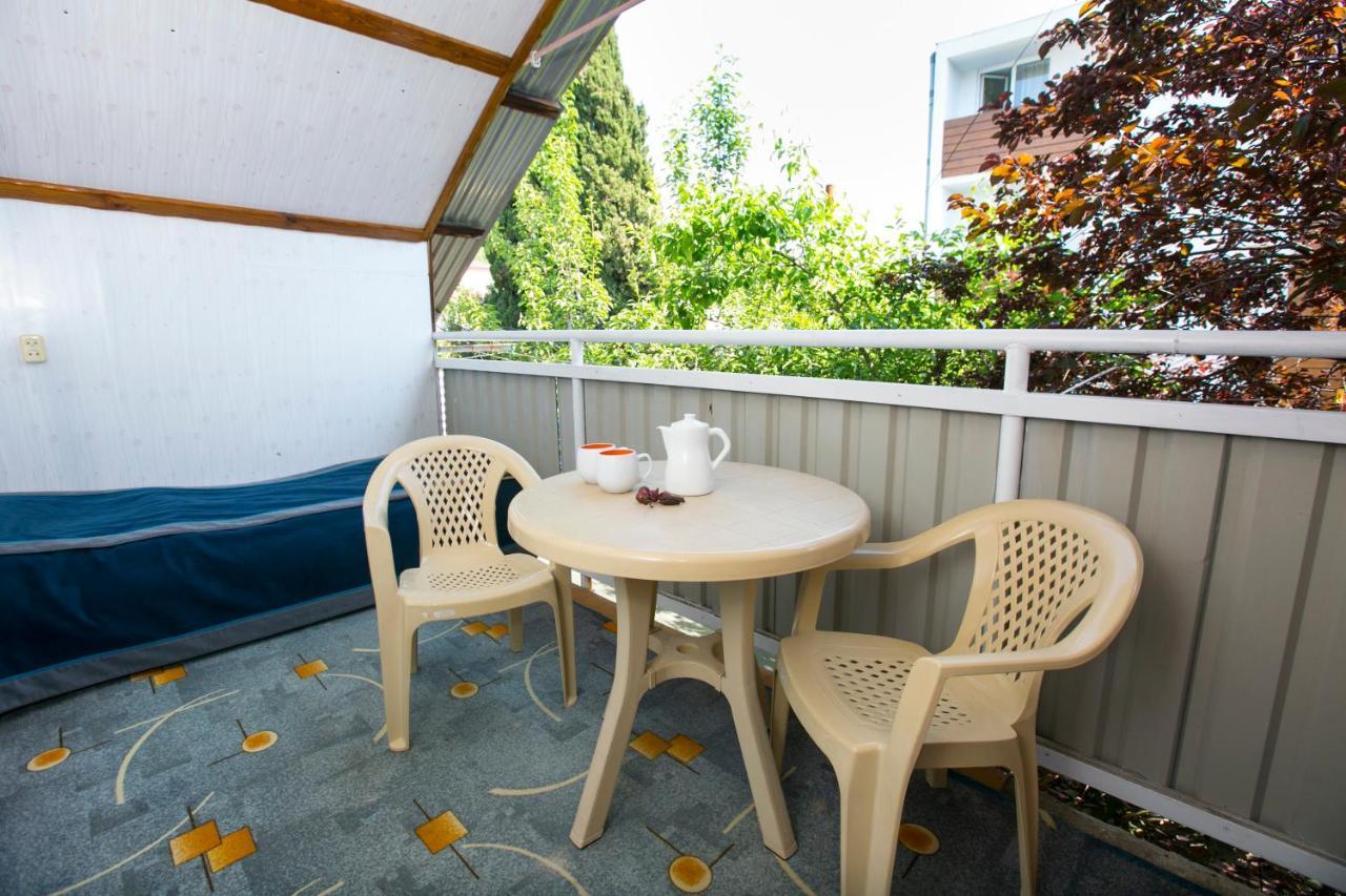 Guest House Lavr Гагра Екстер'єр фото